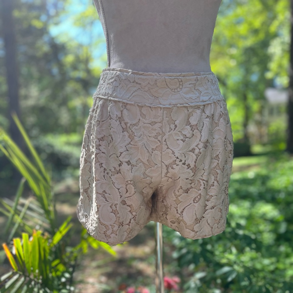 DIANE von FURSTENBERG Crème Lace Shorts, Size 2, EUC - Picture 4 of 14